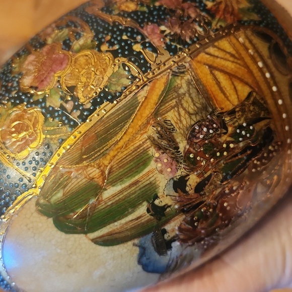 Satsuma Geisha Large Porcelain Egg with Golden Brass Platform Base - Picture 7 of 16